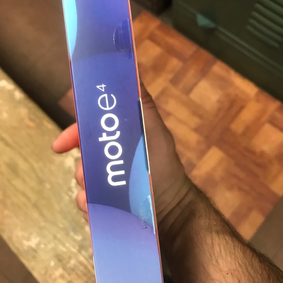 Prepaid cell phone Motorola Moto E4 brand new - Picture 2 of 3